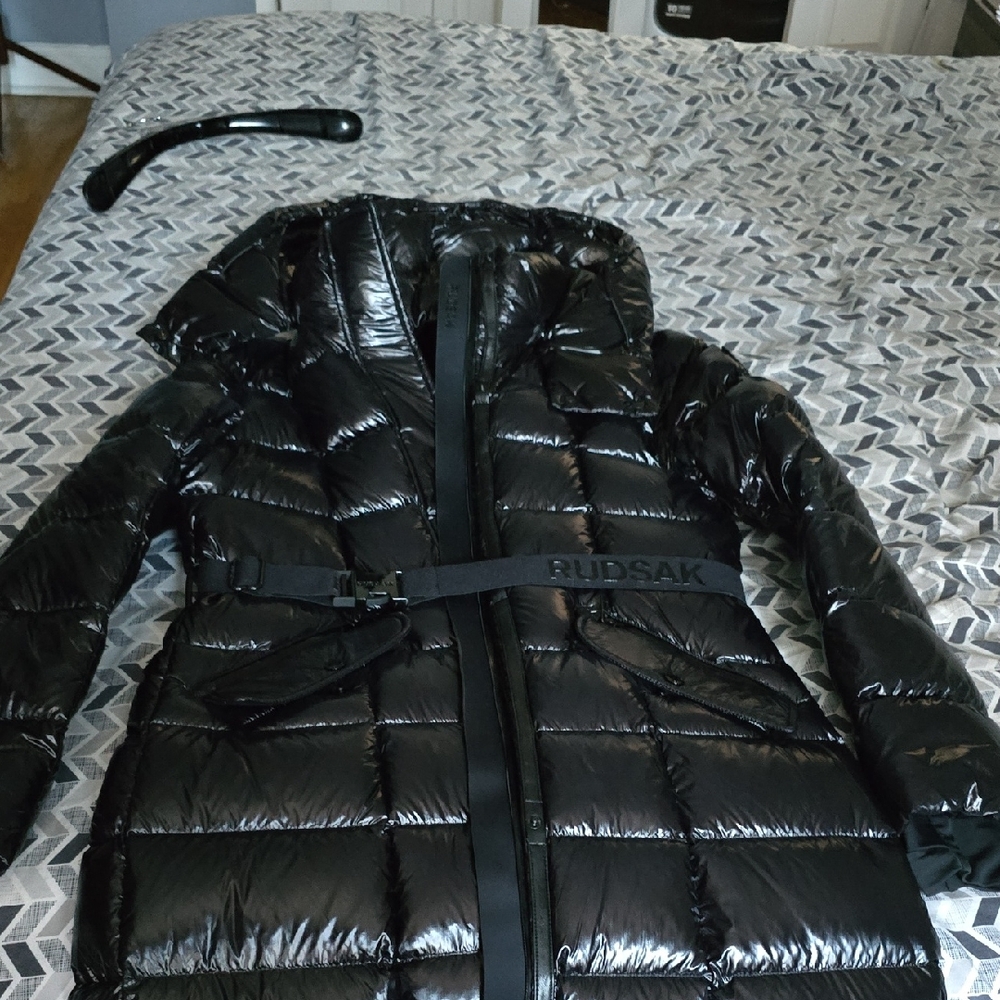 RUDSAK Women's Glossy Black Puffer Coat